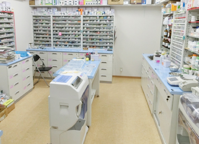 イルカ薬局 富田店 内装 2