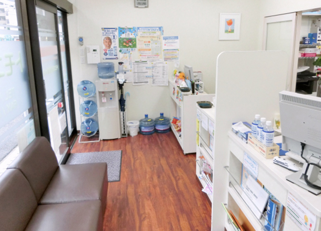 トモエ薬局 東豊中店 内装 1